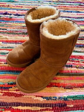 UGG Classic Short Boots Brown Size 4 Fur Fuzzy Comfy Warm